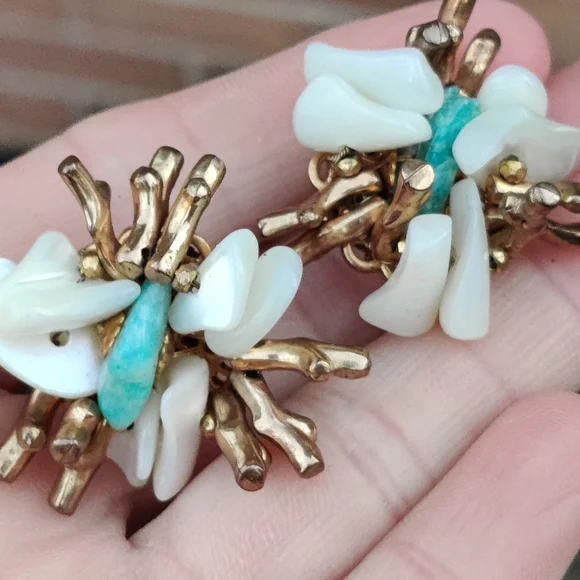 Vintage Miriam Haskell mother of pearl and amazonite coral branch earrings - Picture 5 of 13